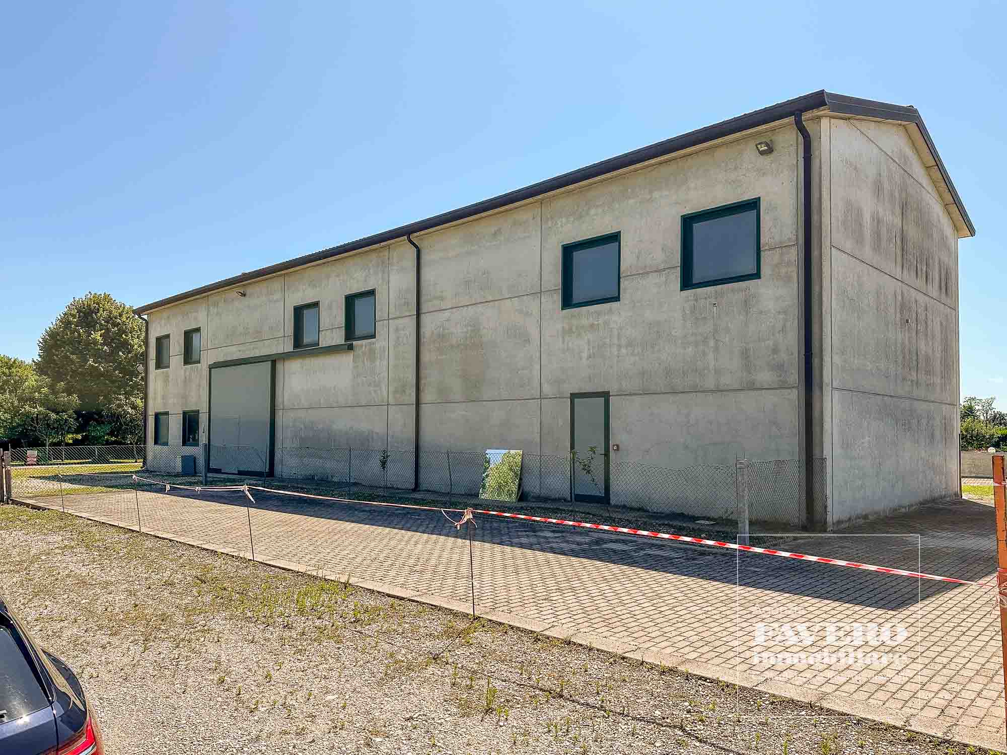 Piccolo capannone singolo con ampio scoperto in vendita a Dolo, Venezia